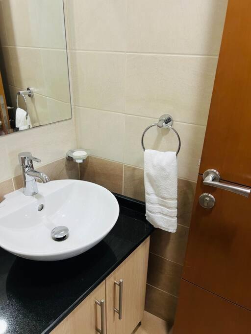 1 Bed Apartment With Sea View, Pool, Gym & Free Parking In Dubai Marina Eksteriør billede
